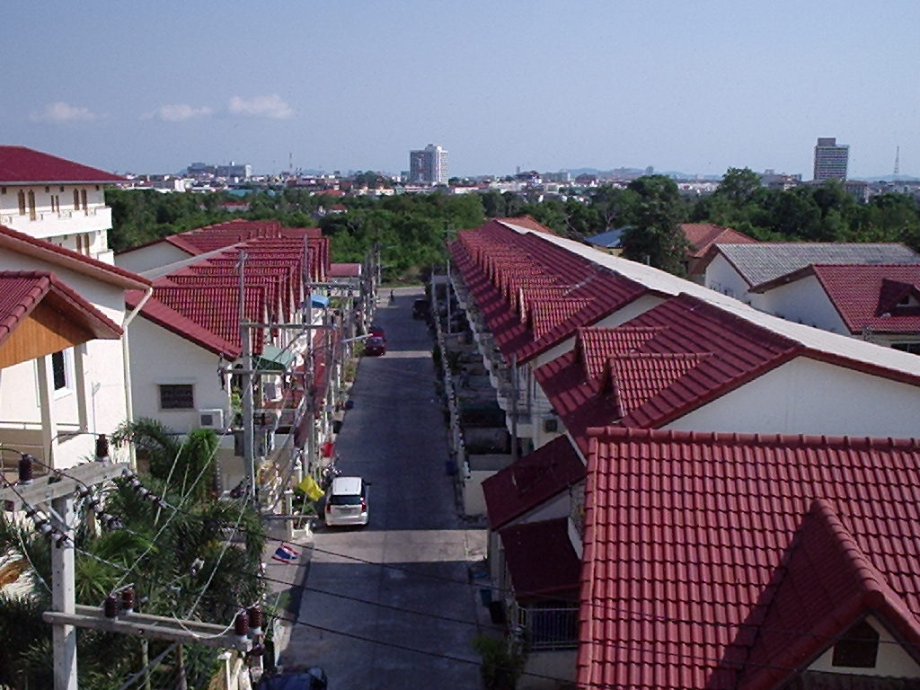 บ้านพักอาศัยในย่านชุมชนของไทย สื่อถึงเป้าหมายการออมเพื่อความมั่นคงของครัวเรือน